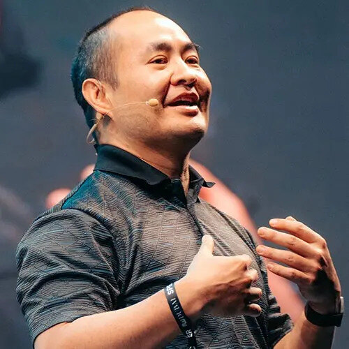 Dennis Yu speaking on stage at Hypergrowth Summit